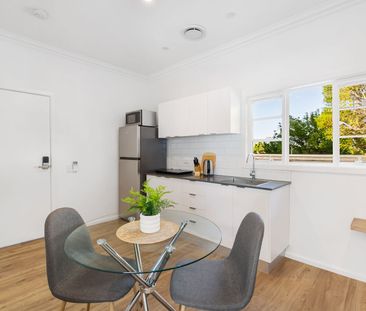 FULLY FURNISHED APARTMENT AVAILABLE 1st April 2025 - Photo 1