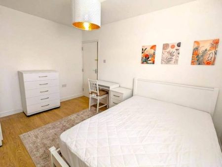 1 bedroom in a flat share to rent - Photo 3
