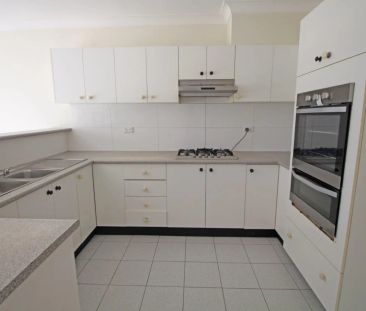 SPACIOUS 3 BEDROOM SPLIT LEVEL VILLA WITH LOCK UP GARAGE - Photo 4