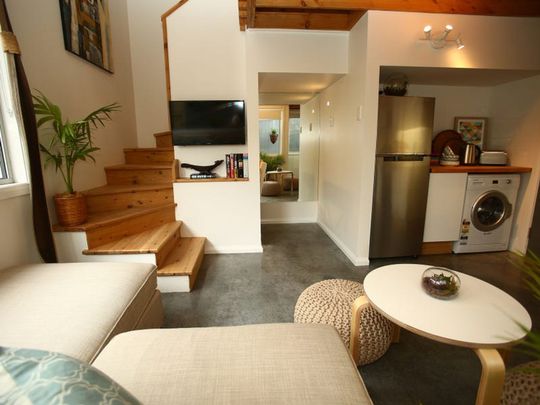 Stylish Two-Storey Apartment Near Shops and Beaches - Photo 1