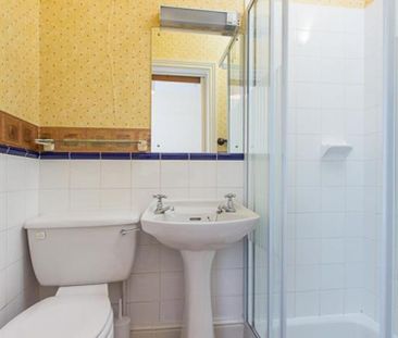 1 bedroom Flat To Let - Photo 2