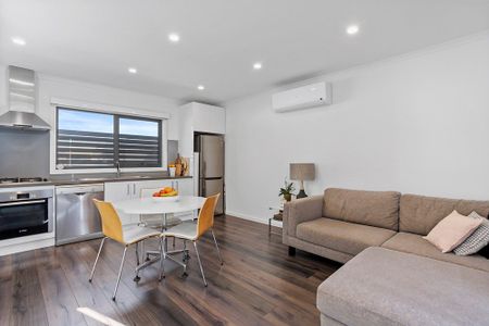 2/98 Mcnamara Avenue, Airport West VIC 3042 - Photo 2