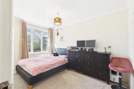 The Larches, Woking - 3 bedrooms Property for lettings - Seymours - Photo 2