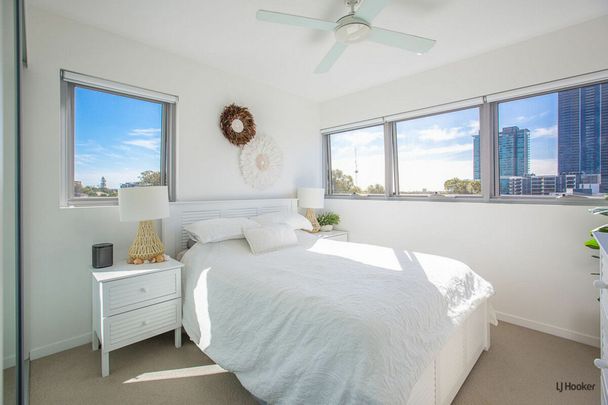 Contemporary Two Bedroom Apartment - Perfect Location! - Photo 1