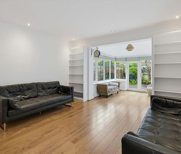 4 bedroom townhouse to rent in Mercator Place, nr Canary Wharf E14 - Photo 2