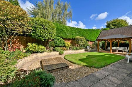 A beautifully refurbished three-bedroom detached home in the sought-after Tudor Park, finished to a high standard with modern, flexible living ideal for families or profession - Photo 3