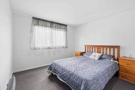 Stylish Fully Furnished Two Bedroom Apartment - Photo 4