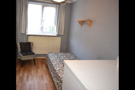 2 Bed Terraced House, Hogarth Crescent, SW19 - Photo 3