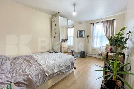 Bright & airy with stunning roof terrace with far reaching views of London - Photo 2