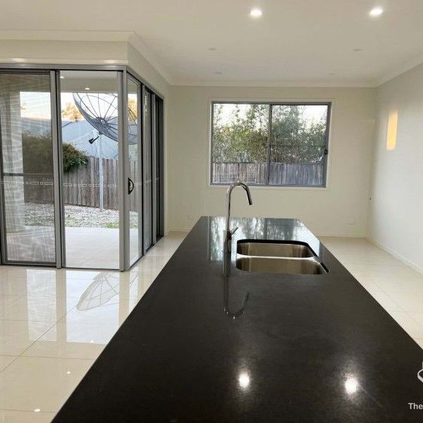 Stunning Family Home In Prime Location! - Photo 1