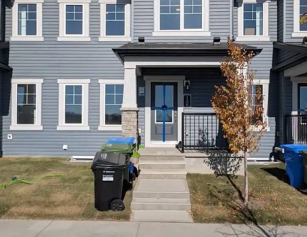 3BR 2.5Bath Complete house with Double Garage, fenced back alley, Solar panels — 3 Bedrooms Townhouse - Photo 1