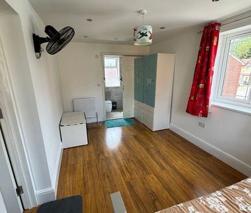 4 Bed Semi-Detached House, Express Drive, IG3 - Photo 4