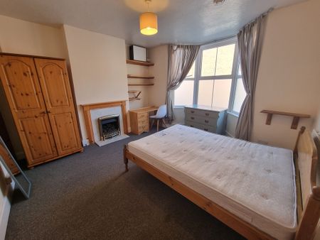 4 Bed Student Accommodation - Photo 3