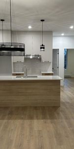 MAGNIFIQUE 5 1/2 - 1er JUILLET - TRIPLEX - 2 STATIONNEMENTS - Photo 3