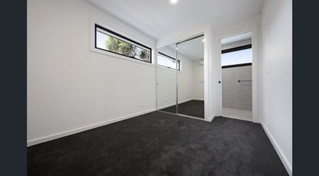 Modern 3 bedroom plus study Townhouse in Heart of Carnegie - Photo 4