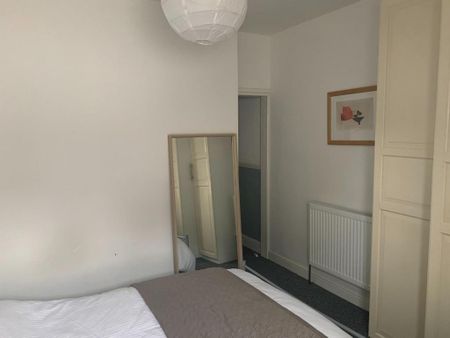1 bedroom in a house share to rent - Photo 2
