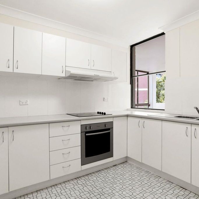 SPACIOUS & BRIGHT APARTMENT IN ULTRA-CONVENIENT LOCATION! - Photo 1