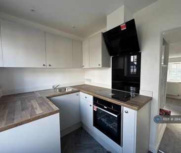 2 bedroom end of terrace house to rent - Photo 2