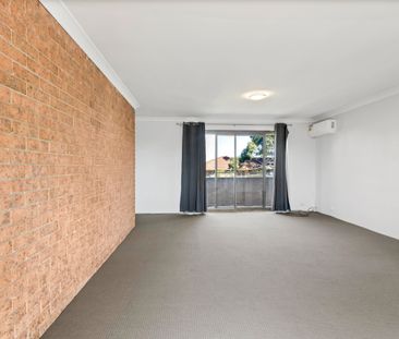 Neat and tidy 2 bedroom unit, freshly painted and new carpet - Photo 4