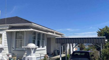 Quality 4-5 Bedroom Home – Hospital Hill - Photo 2