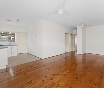 Freshly painted beachside unit with rear yard & 3rd room! - Photo 2