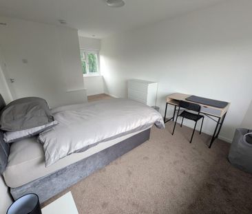 2 bedroom end of terrace house to rent - Photo 3