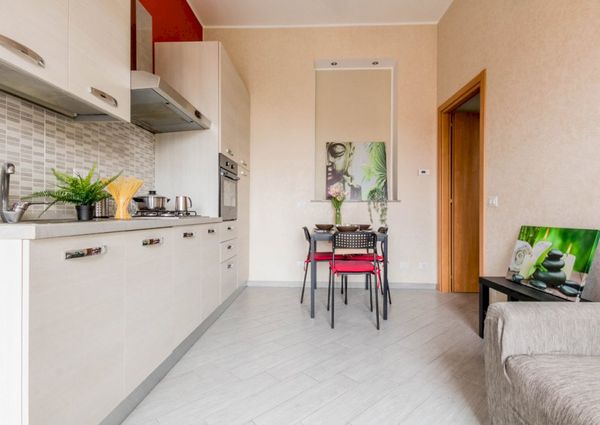 Intimate and nice single room in Via Pezzotti