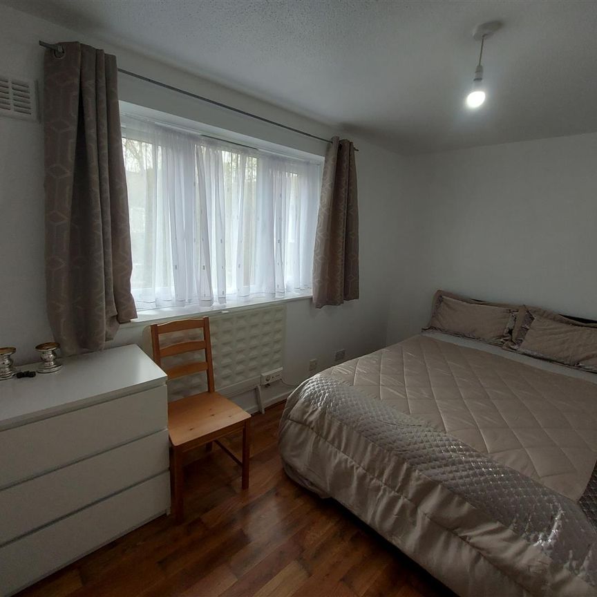 1 bed flat to rent in Springwood Crescent, Edgware, HA8 - Photo 1