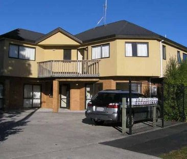 Furnished Studio Room in Hillcrest - Quiet Street - Photo 1