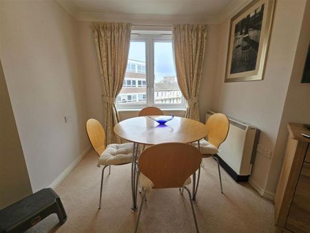 2 bedroom retirement property to rent - Photo 2