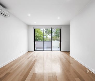 Modern Three-Level Townhouse in the Heart of Box Hill – Style, Spac... - Photo 1