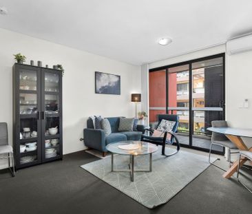 Modern Two-Storey Apartment in Liverpool CBD - Photo 2