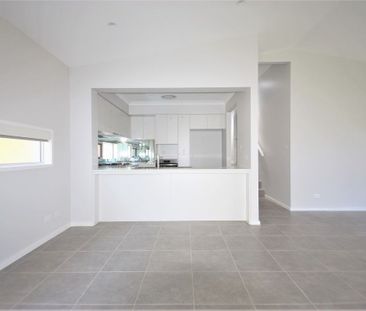 Modern Family Living in a Convenient Elderslie Location - Photo 2