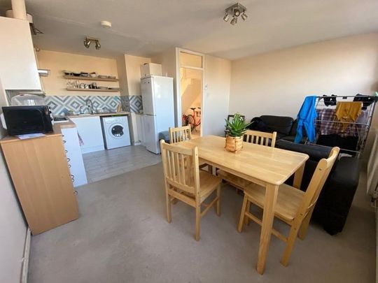 Room in a Shared Flat, Badric Court, SW11 - Photo 1