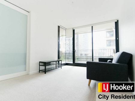 Spacious fully furnished 1-bedroom, 1-bathroom and 1-study apartment in the heart of Melbourne CBD! - Photo 4