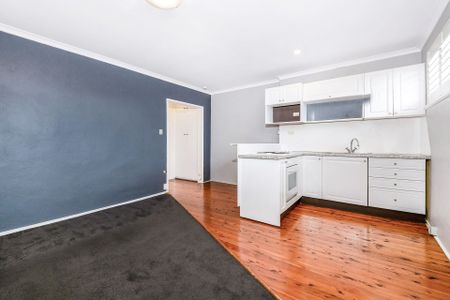 Stylish Top Floor Apartment in Fantastic Location - Photo 2