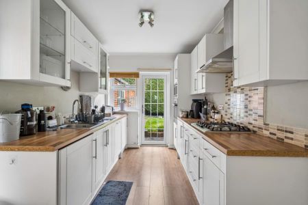 4 bedroom terraced house to rent - Photo 2