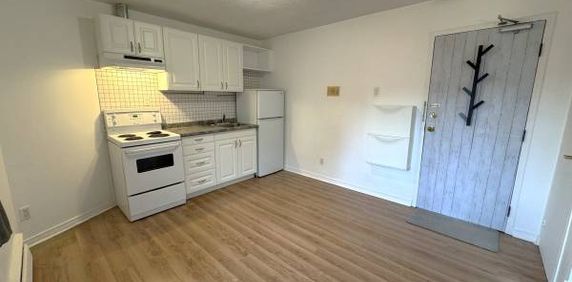 198 DUNN AVE., 402 - 1BED/1BATH, PARKING, **FREE UTLS** - Photo 2