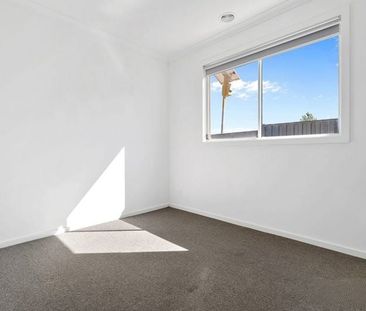 GREAT FAMILY HOME WITH DUCTED HEATING AND COOLING - Photo 3