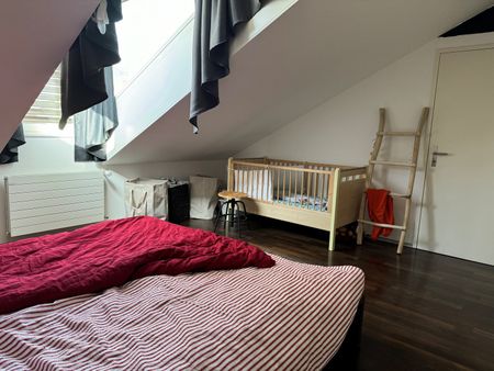 Grosszügige 2.5-Zimmer-Dachwohnung mit grossem Balkon an zentraler Lage - Photo 4