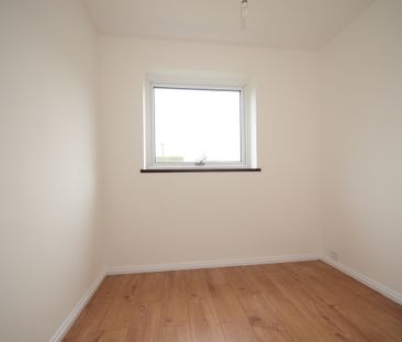 3 bedroom end of terrace house to rent - Photo 2