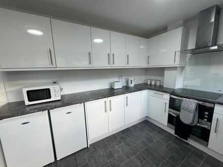 1 bedroom in a house share to rent - Photo 3