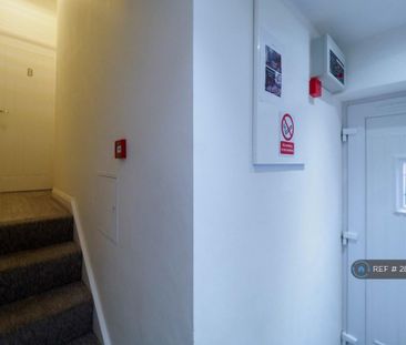 1 bedroom in a flat share to rent - Photo 3