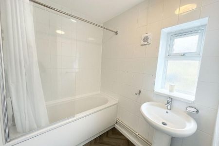 3 bedroom terraced house to rent - Photo 2
