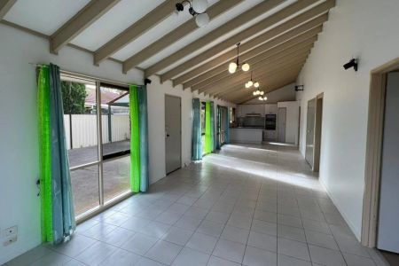 Charming Family Home in a Tranquil Court - Photo 5