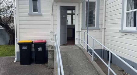 Close to town, tidy home - Photo 2