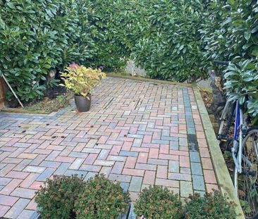 Chestnut Walk, West Byfleet, Surrey, KT14 - Photo 1