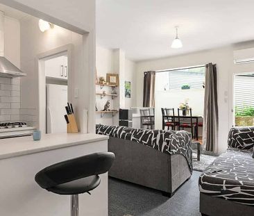 Cosy renovated flat, 5 min walk to shops & beach - Photo 1