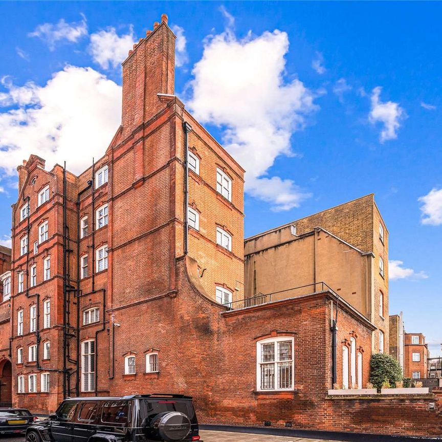 A newly refurbished three bedroom property located in this highly prestigious garden square. - Photo 1