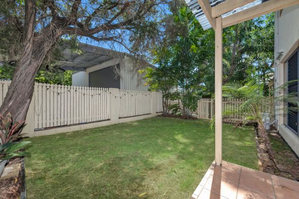 TERRIFIC TOWNHOUSE IN HYDE PARK - Photo 1